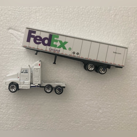 Daron FedEx Ground
Tractor Trailer - Picture 2 of 3
